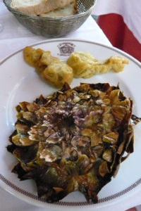 si no sabes qué comer en roma prueba las alcachofas fritas